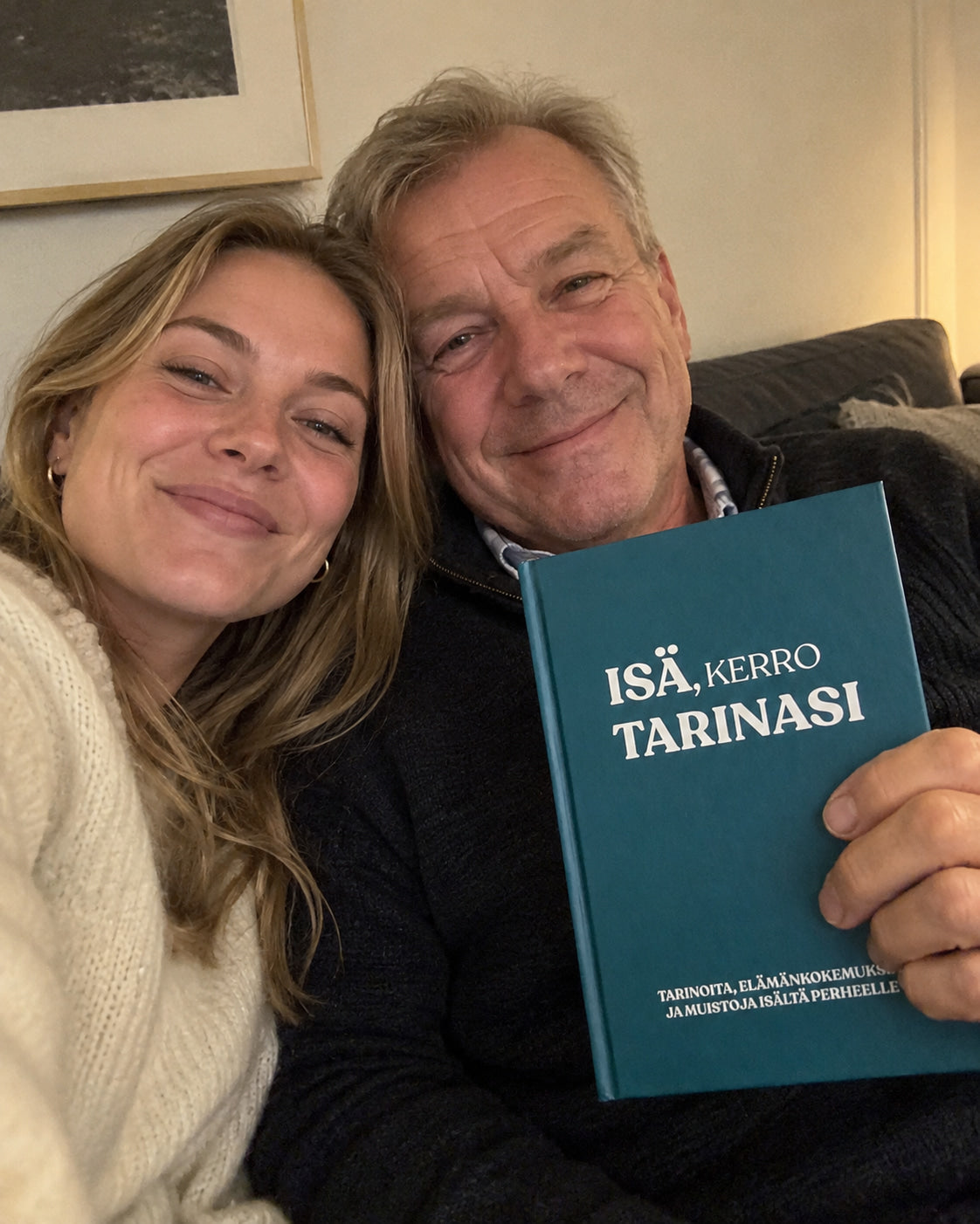 Isä ja tytär yhdessä Isä, kerro tarinasi -elämäntarinakirjan kanssa